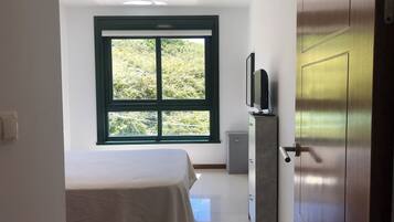 2 slaapkamers, een bureau, een strijkplank/strijkijzer, reisbedje