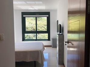 2 間睡房、書桌、熨斗/熨衫板、可攜式嬰兒床