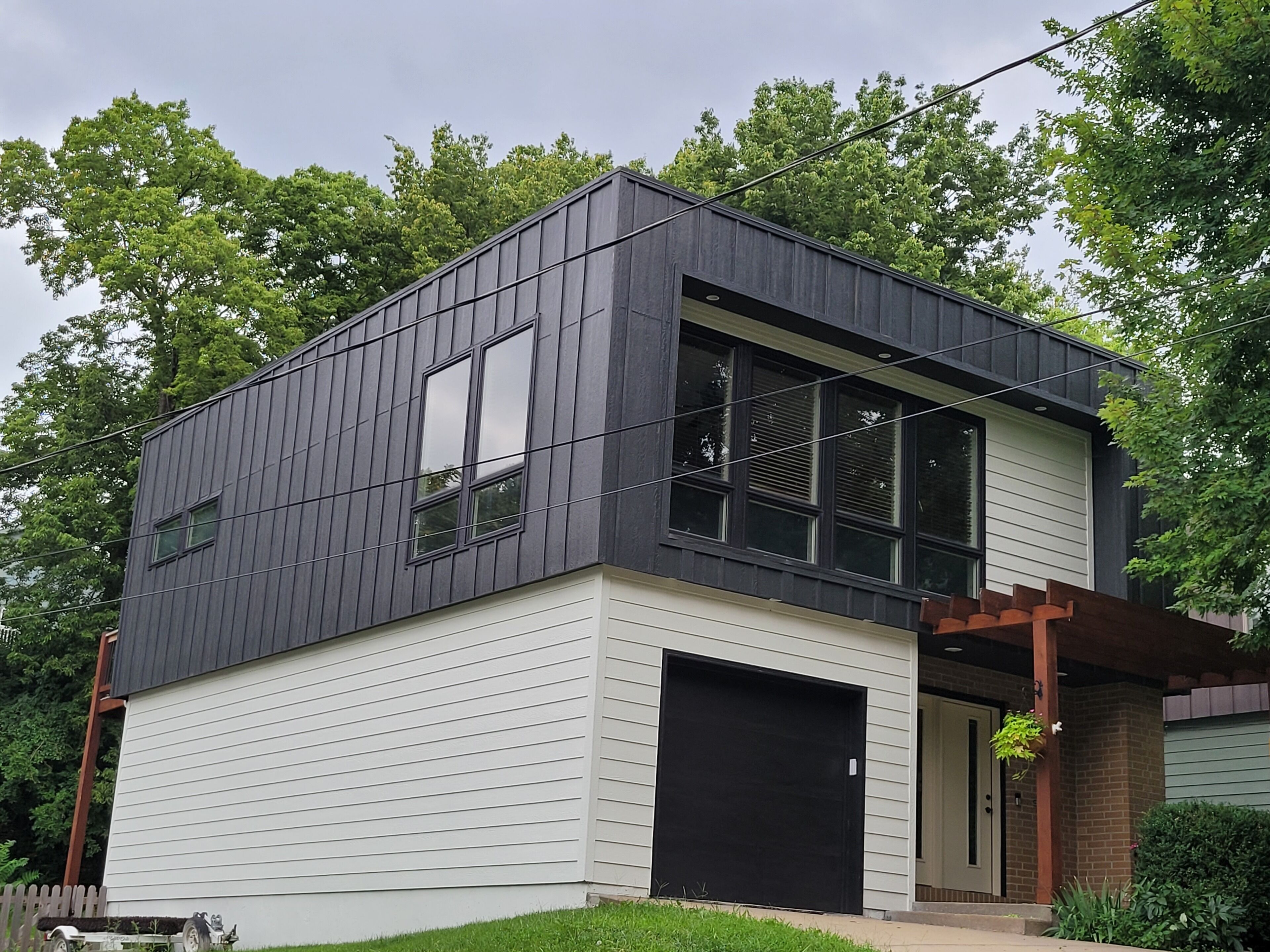 Charming 2-bedroom house quiet and close to everything the city has to offer!