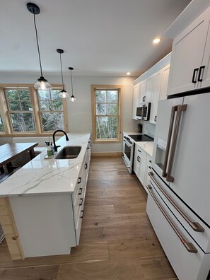 Mikrovågsugn, ugn, spishäll och diskmaskin