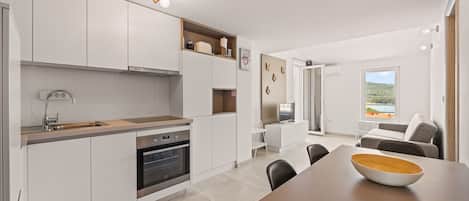 KĂŒhlschrank, Ofen, Wasserkocher mit Kaffee-/Teezubehör, Wasserkocher