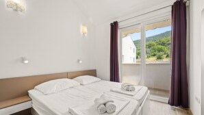 2 間睡房、房內夾萬、熨斗/熨衫板、免費 Wi-Fi