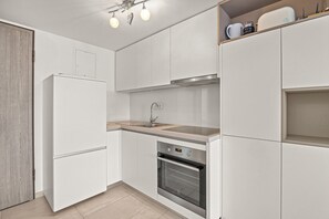 Kylskåp, ugn, kaffe- och tebryggare och vattenkokare