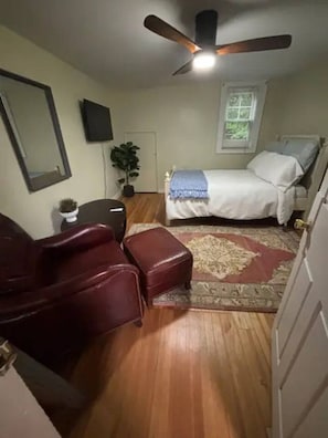 3 bedrooms, desk, WiFi, bed sheets