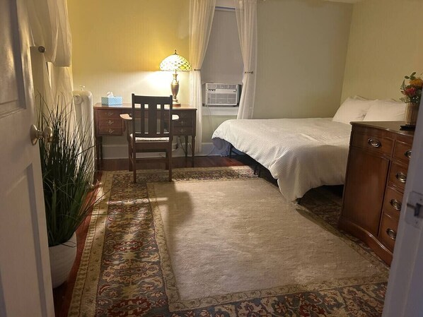 3 bedrooms, desk, WiFi, bed sheets