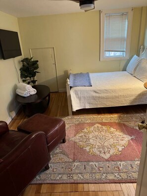 3 bedrooms, desk, WiFi, bed sheets
