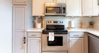 4-bdr house Boalsburg with AC, WiFi, Sauna and Bar 10 min from Beaver Stadium!