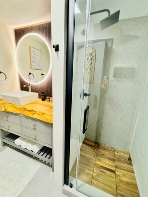 Dusche, Haartrockner, Handtücher, Seife