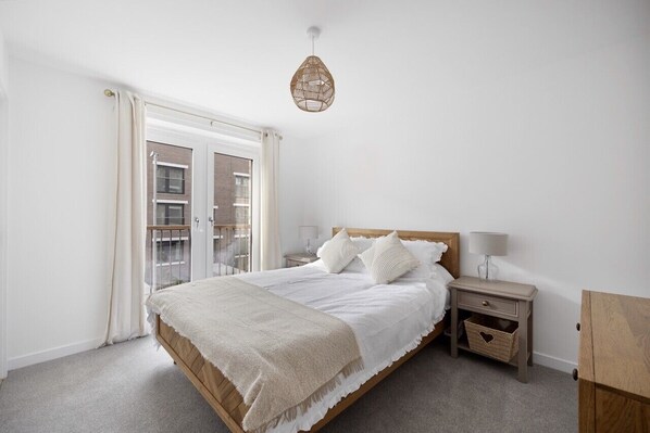 3 عدّة غرف نوم ومكواة/لوح كي وواي فاي وملاءات أسرّة