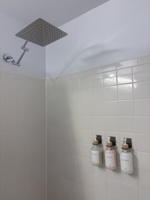 Dusche, Handtücher, Seife, Shampoo