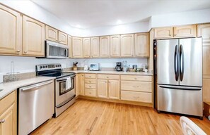 Refrigerador, microondas, horno y parrilla de estufa 