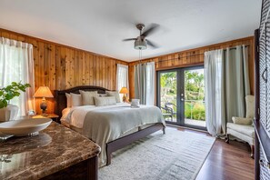 3 habitaciones, escritorio y tabla de planchar con plancha