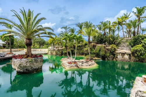 Tropical Oasis 5-Acre Retreat w/ Pool & Garden