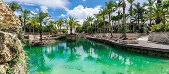 Tropical Botanical Oasis: 5-Acre Private Retreat with Pool