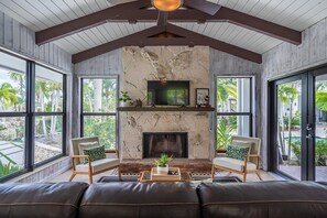 Smart TV, chimenea, tenis de mesa y libros