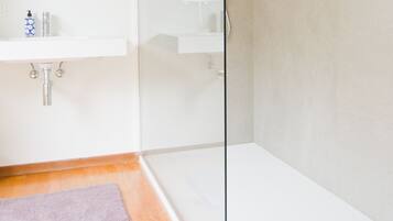 Douche, sĂšche-cheveux, serviettes fournies, savon