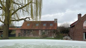 Tina de hidromasaje al aire libre