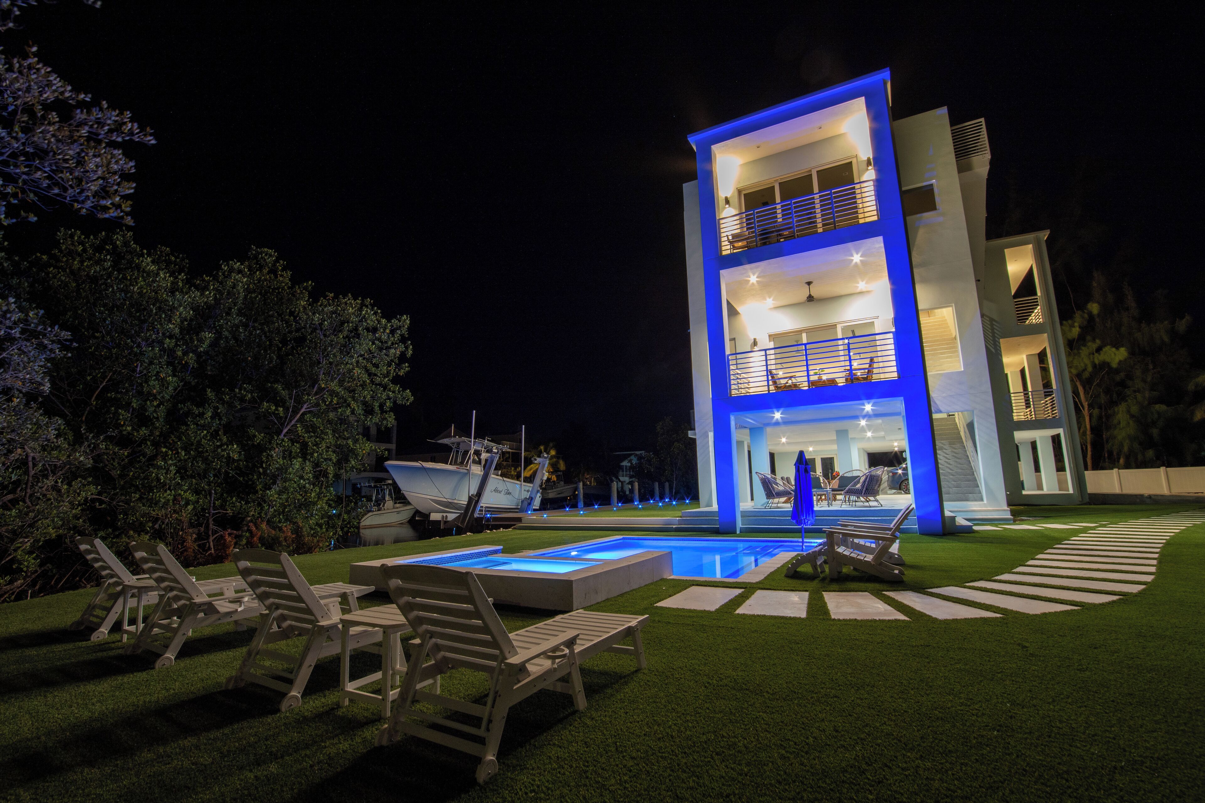 Spacious 6-bedroom waterfront pool estate in awesome Key Largo