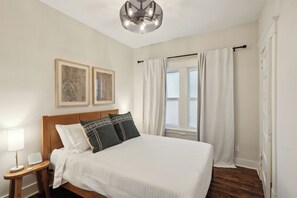 3 chambres, bureau, fer et planche à repasser, lit parapluie