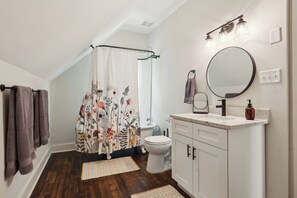 Sèche-cheveux, bidet, serviettes fournies, savon