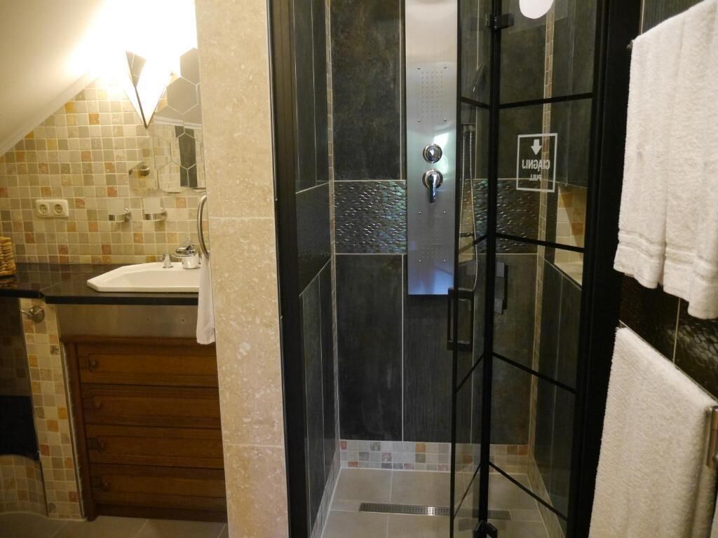 Dusche, umweltfreundliche Kosmetikartikel, Haartrockner, Handtücher