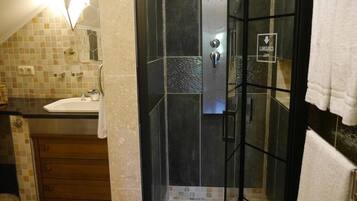Dusche, umweltfreundliche Kosmetikartikel, Haartrockner, Handtücher