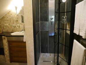 Douche, articles de toilette écologiques, sèche-cheveux