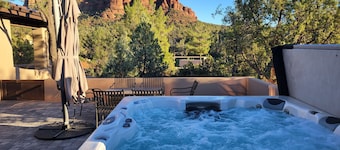 3 bedroom home with 360° red rock views! HOT TUB & RV parking 4 mins to downtown