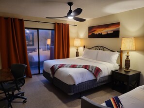 4 soverom, skrivebord, strykejern/-brett og reiseseng for barn