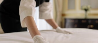 DOWNToWN KING BED FASHiONABLE