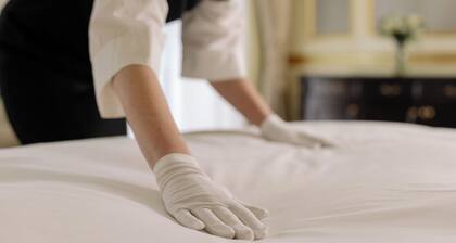 DOWNToWN KING BED FASHiONABLE