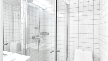 Een douche, een haardroger, handdoeken, zeep