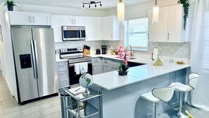 Refrigerador, microondas, horno y parrilla de estufa 