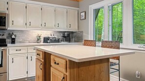 Coffee/tea maker, fridge, microwave, oven - A Frame - Walk to Beach - Hot Tub (Ellsworth)