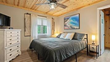 4 habitaciones, escritorio y tabla de planchar con plancha