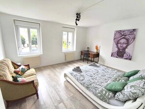 3 habitaciones y tabla de planchar con plancha 