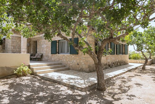 1960s Stonehouse, with spacious veranda & garden, 5min from the beach