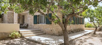 1960s Stonehouse, with spacious veranda & garden, 5min from the beach