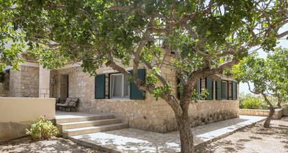 1960s Stonehouse, with spacious veranda & garden, 5min from the beach