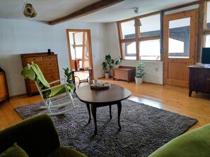 Televisio, pöytätennispöytä, kirjoja