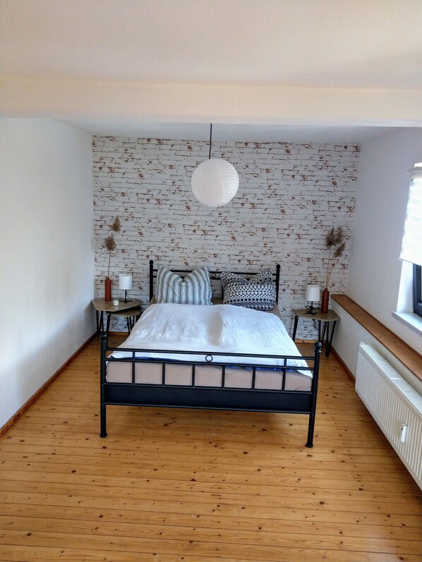 1 bedroom, bed sheets