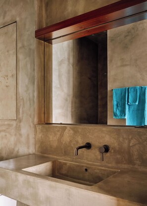 Superior Villa, Beach View | Bathroom | Free toiletries, hair dryer, towels, soap - São Pedro Bay (São Vicente)