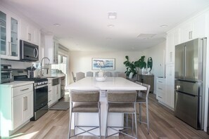 Private kitchen - Modern Laguna Beach Home Getaway with Stunning Views (Laguna Beach)