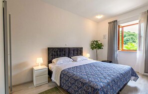 4 habitaciones, cuna de viaje y ropa de cama