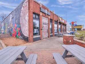 Outdoor dining - 3-bedroom house in Oklahoma City's Plaza District.   (Oklahoma City)