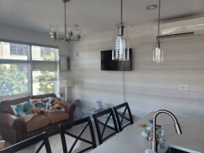 Living area - Cozy 1-bedroom apartment in delightful Baltimore with WiFi, AC (Baltimore)