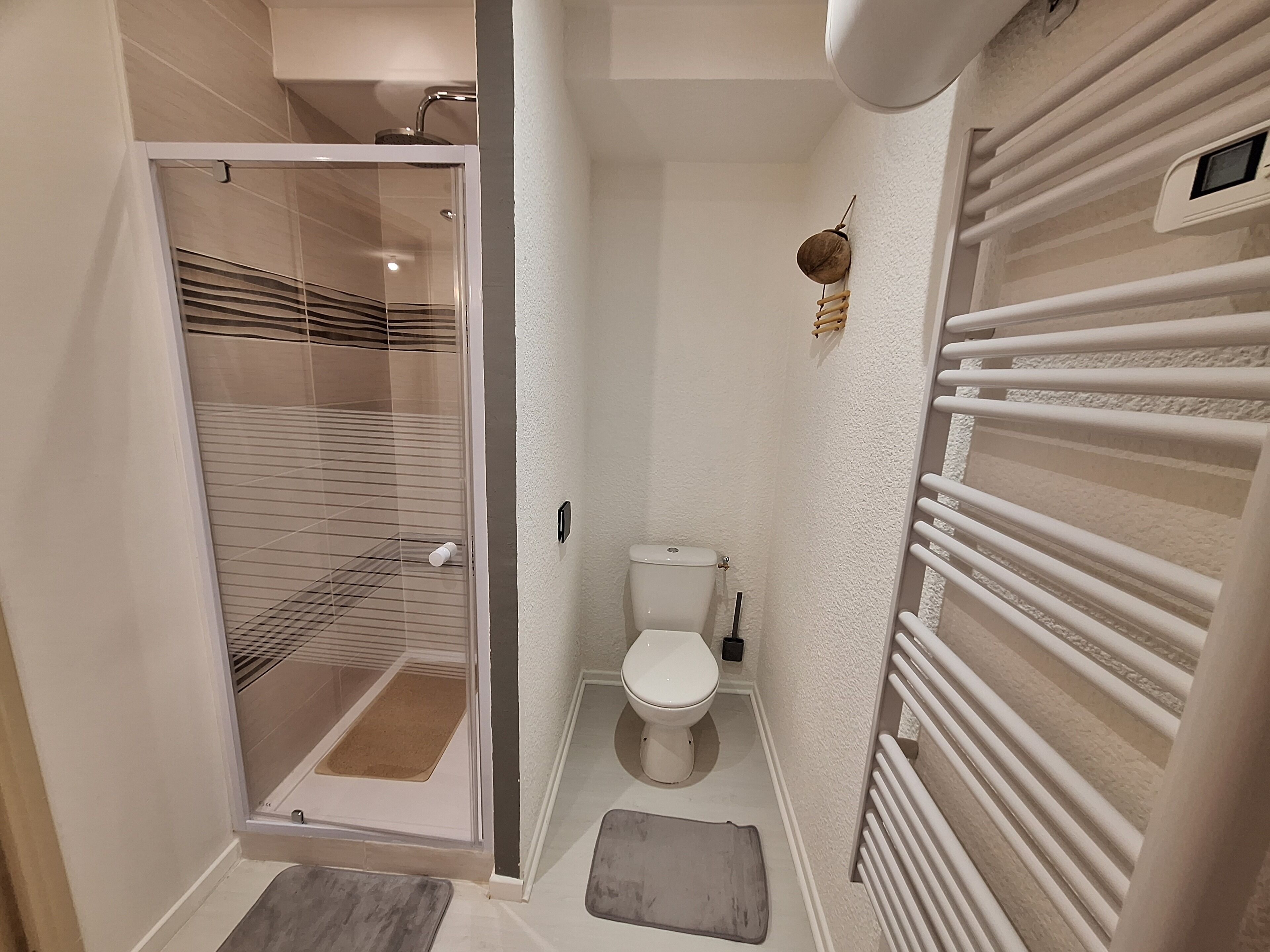 Hårtork, handdukar, tvål och toalettpapper