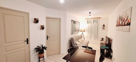 Living area. Attractive, renovated 2-room apartment by the lake