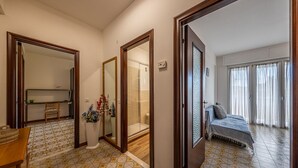 Une chambre avec un lit, une douche, un lavabo et un miroir.