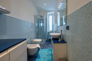 Dusche, Haartrockner, Bidet